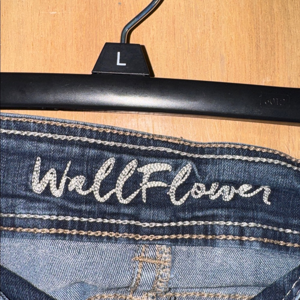 Wallflower Dark Blue Mid-rise Bootcut Jeans Women's Size 15
Button Pockets - Picture 4 of 6